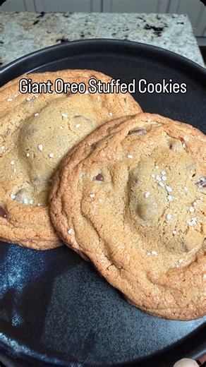Poggiolieats on Instagram: "Giant Oreo Stuffed Chocolate Chip Cookie Recipe🍪👇: What are the two best things you can dip into milk? (Rhetorical question we all know the answer) If you are like me then you can only eat Oreos and chocolate chip cookies with milk. To make them even better, just stuff an Oreo inside the chocolate chip cookie. Sounds easy, looks easy, is easy. If you’re feeling extra crazy grab yourself some @oreo double stuf cookies to make them ever better. If you don’t want to ma