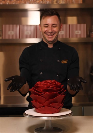 Tort special în formă de trandafir creat de Emilian Crețu