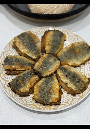 ♨️ Sardine à la marocaine ♨️ Des filets de sardine, avec une bonne farce au centre et bien croustillantes 🤤 c’est hyper bon et sa passe super bien avec une salade et du bon pain maison La chermoula : 2 à 3 gousses d’ail Sel, poivre Le jus d’un demi citron 1 cac de piment doux ou fort Persil et coriandre fraîche 1 cac de cumin La chair d’un citron confit (facultatif) De l’huile d’olive Mixer le tout 7sec / vit 6 puis ajouter l’huile d’olive et mélanger 5 sec / vit 5 Garnir les sardines puis refe