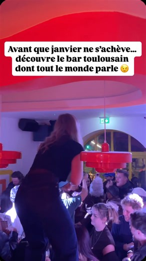 DJ Toulouse | Guillaume | Soirées privées et professionnelles ✨ on Instagram: "Une ambiance clairement 70’s dans la déco, entre le métro Esquirol et le Pont Neuf, dans un coin hyper vivant de Toulouse. Le lieu a ouvert récemment, et pourtant, il y a déjà une vraie clientèle, une super énergie, et surtout une équipe très sympa 👍🏻 On y mange très bien, on y boit très bien aussi. Et en bas, un sous-sol à l’esprit toulousain ! Côté musique, c’est simple : que de la bonne. Des années 80, 90, 2000, 