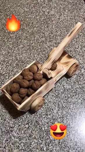 Lo trovate solo da Hobbista del legno!!!! Carrettino porta e schiaccia noci💥 Idea regalo per Pasqua!!!! Per info contattatemi al 3280728719 Wathsapp | Hobbista del legno