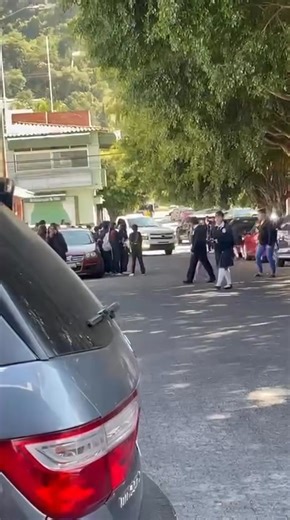 En #Morelia, estudiantes de la secundaria técnica federal 77 protagonizaron una pelea al final de clases. El hecho quedó registrado en video y generó preocupación, ya que ocurrió frente a quienes circulaban por la zona sin que nadie interviniera. 🚨👀 #Morelia #Escuelas | PCM Noticias Mx