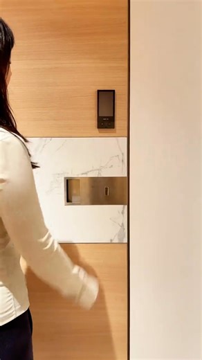 Win Plus | Pivot door | Instagram