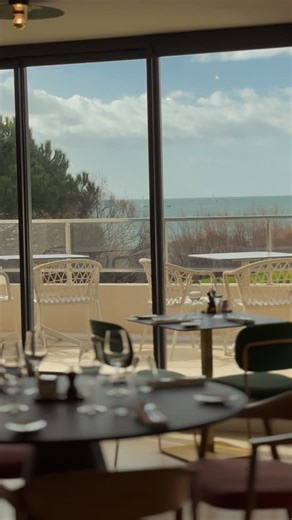 Restaurant l’Essentiel Chef Arnaud Ajax-Pignier Découvrez la nouvelle carte de notre chef @arnaud.ajaxpignier ✨ Menu du midi : Les Entrées : Feuille à feuille de crabe et daïkon, muscade, romarin ou Poireaux vinaigrette, noix, lard de Colonnata Les Plats : Dos de merlu de Méditerranée, raviole de céleri, fumet de merlu réduit ou Suprême de poulet fermier farci aux châtaignes, salsifis dans toutes ses formes Les Desserts : Poire pochée à la fève de tonka ou Le Mont - Blanc Vous souhaitez réserver