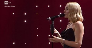 Mara Sattei canta 'Le cose che non sai di me', dalla platea "Forza Roma Mara"