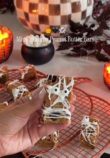 #MMS_Partner Mummy Peanut Butter Bars 👻🥜🍫 The most adorable festive treat! Made with M&M’S Halloween Blends and the cutest marshmallow mummy topping. Such a fun one to make and share with a group for Halloween! @M&M'S US