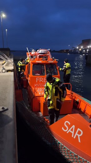 Første tirsdag i måneden står den på træning. I dag havde vi besøg af Thomas som er indsatsleder ved Politiet som gav et spændende foredrag om det at være mentalt forberedt i de opgaver vi kommer ud til. Tak og tak til ham for at tage en hurtig tjans som bådsmand på FRB’en. Efter endt træning gav Anders den som kok og stod for lækker aftensmad til alle. Tak for mad og en god eftermiddag. #sar #hvidesande #kystredningstjenesten #denmark #rescue #firstresponders #training | Hvide Sande Redningssta