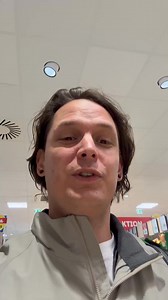 Als ich letztes Jahr mit meinem Camper von Wien über Italien und Frankreich bis nach Spanien getuckert bin, ist mir eines besonders aufgefallen: In vielen Städten wachsen essbare Pflanzen. In Sevilla zum Beispiel säumen Orangenbäume die Einkaufsstraße – im Sommer hängen sie voll mit leuchtenden, duftenden Früchten 🍊Und bei uns? Da stehen pflegeleichte Zierpflanzen. Schön, aber unbrauchbar. Dabei leben auch hier viele Menschen, die jeden Cent zweimal umdrehen müssen. Wäre es nicht wunderbar, wen