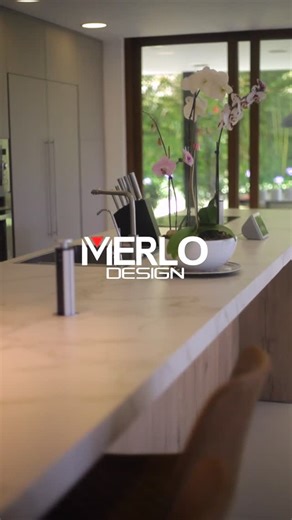 MERLO Design on Instagram: "✨ Tu hogar puede verse así con Merlo Design ✨ Diseñamos, fabricamos e instalamos muebles para cocinas, clósets y baños a tu medida, con acabados elegantes y materiales de alta calidad para transformar cada espacio. 🏡✨ Además, ahora puedes diferir tus pagos con tarjeta de crédito y renovar tu hogar sin complicaciones. 💳 📍 Visítanos en nuestro showroom al norte de Quito: Calle Camilo Gallegos Domínguez y Av. Eloy Alfaro, Edificio Pamela. 📲 Escríbenos y solicita tu c