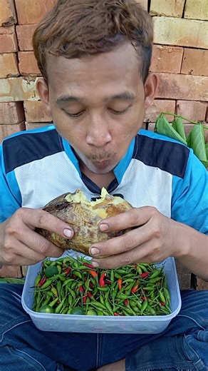 Makan buah zaman purba | Tomi Purnama