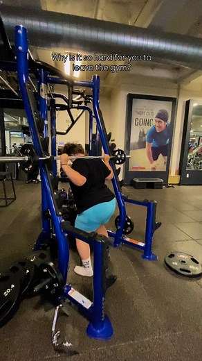 I love ittt 😭 the burn, the adrenaline, the dopamine, the thoughtlessness, the music blaring in headphones, the sweat, the progress >>>>> yes yes yes. I don’t be wanting to leave 😩 My trouble area is the consistency with a deficit but Im ready for change again. My eating habits aren’t the worst, I just need to lock into my deficit fr 😭 Nutrition coaching now available linked in bio, or find my workout programs & gut friendly recipes 🤎 | Sierra2Tuff