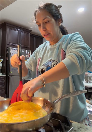 Este es el omelette favorito de las niñas 👧🏻🍳hoy me tocó hacer la rutina sola 🤭 Feliz miércoles ☀️ bendiciones para todos ❤️ #momlife #rutina #doraliaangulo