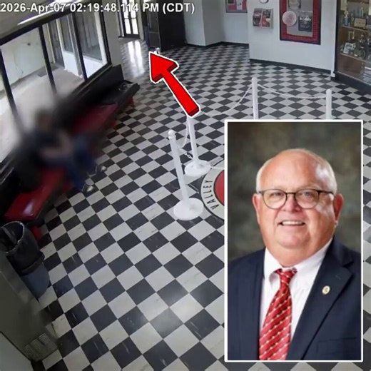 🌐 🇺🇸 Dans les couloirs d’un lycée de l’Oklahoma, un homme ordinaire est devenu une légende.Face à un ancien élève armé, animé par la folie destructrice de Columbine, le proviseur Kirk Moore n’a pas hésité. Sans arme, sans renfort, il s’est jeté sur le tireur pour protéger ses élèves. Une balle l’a touché à la jambe, mais rien n’a pu briser sa détermination.Blessé, sanglant, il a désarmé le monstre et mis fin à la terreur.Aujourd’hui, Kirk Moore incarne le vrai courage : celui du père, du guid
