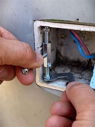 Repairing Junction Box Support Pole: Quick Guide
