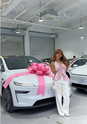 Officially a Tesla Girl! 🎀 New Vlog