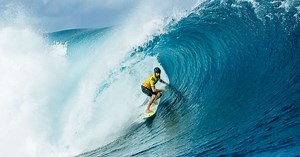 'Demissão' do pai e sonho de jogar futebol: conheça Yago Dora, novo campeão mundial de surfe