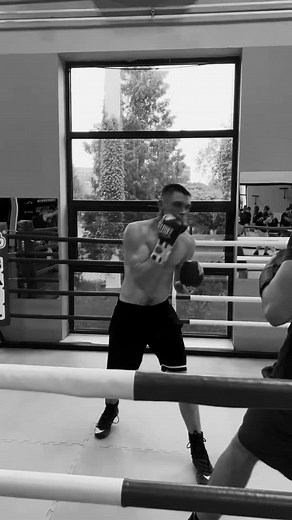 🔥 TRENING BOKSU W HALNYM 🔥 🥊 Boks to nie tylko sport — to sposób na rozładowanie głowy i zbudowanie formy. U nas nie musisz być zawodowcem. Wpadaj, ucz się techniki, wylej trochę potu i poczuj satysfakcję po każdej rundzie! 📅 ZAJĘCIA BOKSU: 📍 Nadbrzeżna – poniedziałki i środy, 18:00 i 19:00 📍 Borelowskiego – wtorki i czwartki, 18:00 i 19:00 Luźna atmosfera, konkretna robota! Pierwszy raz? Właśnie dla Ciebie to robimy 👊 #halnygym #boks #boxinglife #siłowniahalny #fightmode #nowyty #trenujz