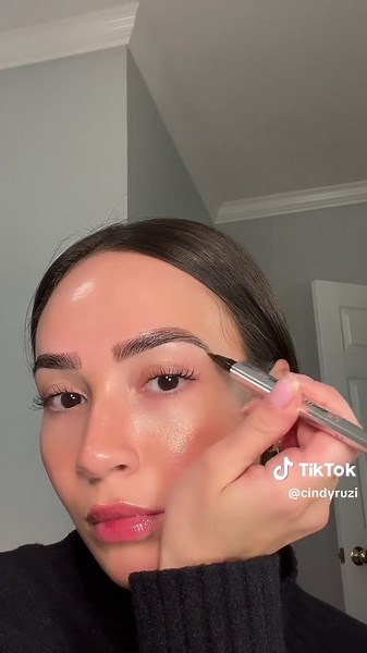 Easy Eyebrow Tutorial Using Benefit Cosmetics