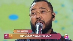 Dudu Nobre canta 'A Grande Família'