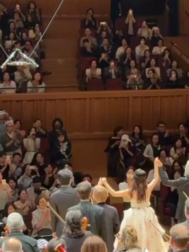 ROSÉ was spotted at an orchestra performance with her sister Alice Park and giving a standing ovation at the end... yeah, she definitely enjoyed it 🎻👏