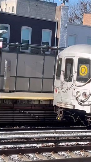 (2024) R46 and R68 (Q) Trains at Avenue H in snow