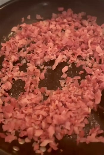 Cremet og lækker kartoffel-porresuppe🍲😋 Perfekt til kolde og regnfulde dage, når kroppen trænger til lidt ekstra varme Tip: Top med lidt friske krydderurter eller sprøde croutoner for ekstra tekstur! Find opskriften via linket her: https://www.opskrifter.dk/opskrift/106-kartoffelsuppe-med-porre | Opskrifter.dk