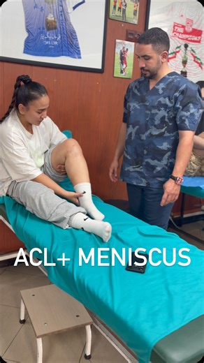 ‎مهدیار محمدی| بازتوانی ورزشی| حرکات اصلاحی|‎ on Instagram‎: "پس از جراحی‌های ACL و منیسک، در صورت عدم بازیابی به‌موقع ROM فلکشن زانو، بافت اسکار و فیبروز داخل مفصل می‌تواند منجر به Arthrofibrosis شود. در این شرایط، خم‌کردن غیراصولی یا خوددرمانی نه‌تنها مؤثر نیست، بلکه ممکن است باعث افزایش التهاب، درد و حتی آسیب به گرافت شود. 🦵 مانیپولیشن و تمرینات فلکشن زانو باید: ✔️ تحت کنترل دقیق نیرو ✔️ با درک بیومکانیک مفصل ✔️ و توسط تراپیست آموزش‌دیده انجام شود 📌 هدف، شکستن ایمن چسبندگی‌ها بدون به‌خطر ان