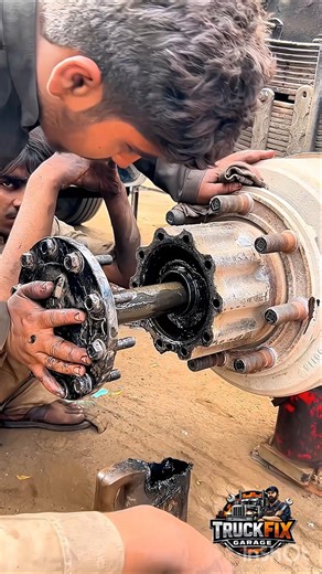 How to Fit a Heavy Duty Wheel Hub #axle #wheels #truck #repair #mechanic #satisfying #viral #skills