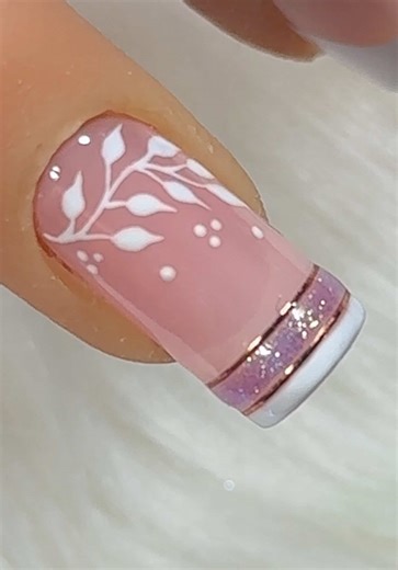 Diseños Clásicos de Uñas con Cintas: Tutoriales y Tips