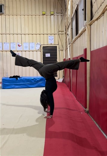 Loving those gymnastics challenges!😋🤸 #handstand #handstandchallenge #fyp #fypシ゚ #handstandwallchallenge #gymnasticstiktok #healthylifestyle