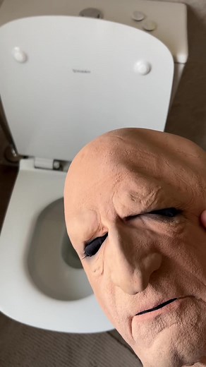 She got a bathroom surprise…😂