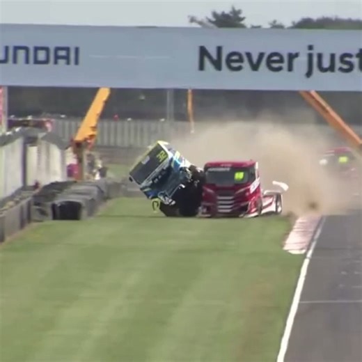 INSANE Truck Racing Crash: Borthwick Hits Reid at International Truck Prix Donington 2025