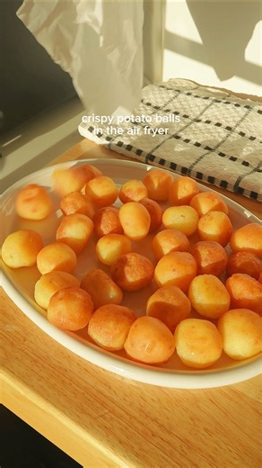 27K views · 8.1K reactions | crispy potato balls in the air fryer 凜 For recipe, make sure you’re following me then comment “gimme recipe” so that the message goes thru. OK I’ve found my favorite air fryer snack! These potato balls are crispy on the outside and fluffy on the inside, and you literally don’t need to deep fry in a ton of oil to achieve this. | Fationatefoodbelly | Facebook