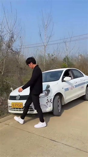 Drivers teach you how to quickly save yourself when your wheels fall off a bump (1)