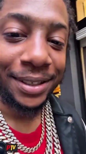 Cat all over the bread but they got a table open 🐱🍞😐