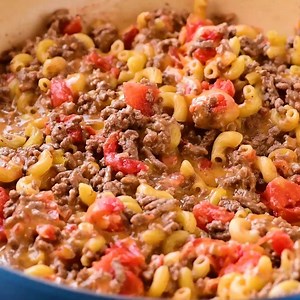 27K views · 58 reactions | One-Pot Cheeseburger Macaroni is loaded with flavorful seasoned ground beef, tender pasta and ooey gooey cheese! RECIPE: https://www.theslowroasteditalian.com/2018/05/one-pot-cheeseburger-macaroni-recipe.html | Recipe Central | Facebook