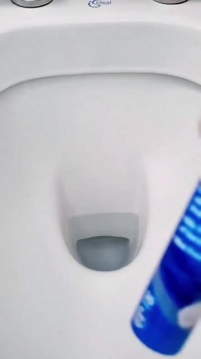 TOP CLEANING HACK! ...USE DENTURE TABLETS 🦷😁 TO CLEAN AROUND THE BATHROOM ! Denture tablets can be used to clean a lot more than just dentures, and they are great for cleaning and sterilising around your bathroom. Here's 3 things I like to clean around my bathroom with denture tablets. 1️⃣ Toothbrush... Denture tablets are made up of antimicrobial ingredients that target bacteria and plaque that grow in your mouth. Your teeth maybe nice and clean but that bacteria and plague has now been trans