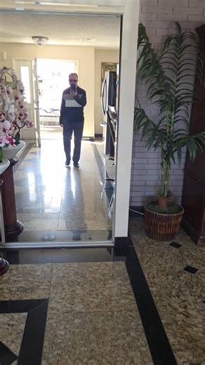 Mañana dominical otoñal en Las Vegas. La temperatura en 61 grados Fahrenheit (16 Celsius). En Cuba era ingeniero termoenergético y mi medio de transporte era una bicicleta. Aquí soy un trabajor electromecánico y tengo cinco autos. ¿Se nota la diferencia? A typical autumn Sunday morning in Las Vegas. The temperature is 61 degrees Fahrenheit (16 Celsius). In Cuba, I was a thermoenergetic engineer and my main mode of transportation was a bicycle. Here, I'm an electromechanical worker and I own five