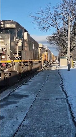 horn salutes from E251 with IC SD70 leading.