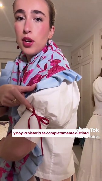 Hace justo un año estaba creando dos de mis looks favoritos para el Rocío junto a @Eme de Amores y @patipat … y, viendo todo lo que se ha llevado este año, solo puedo decir una cosa: creo que nos adelantamos un poquito a la tendencia 👀✨ Un look nupcial llevado al Rocío. Otro mucho más juvenil, atrevido y lleno de color. Dos personalidades completamente distintas… pero con una misma historia detrás. Y lo más fuerte de todo es ver cómo puede cambiar la vida… en solo un año. 🤍 Esto no es solo un 