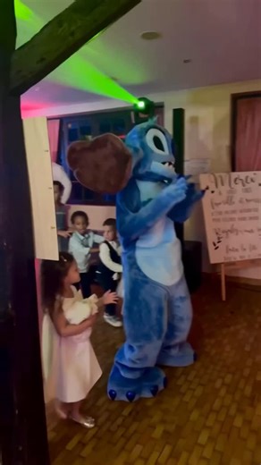 ✨Instant magique✨ on Instagram: "🎉 FORMULE ANNIVERSAIRE MAGIQUE – 170€ 🎉 ⏰ 2H d’animations féeriques ✨ Spectacle de magie interactif ⛄ Apparition d’Olaf 🎈 Sculpture de ballons 🎨 Tatouages éphémères 🖌️ Ateliers créatifs 🎨 Coloriage 🎲 Grands jeux animés : Quiz, Danse, Défis 💍 FORMULE MARIAGE • BAPTÊME • ENTREPRISE – 230€ 💼 👑 SUPPLÉMENTS MAGIQUES 👑 🦸‍♂️ Personnages 🕷️ Spider-Man – 50€ 🦸‍♀️ Pyjamasques – 60€ ⚡ Pikachu – 70€ 🐾 Pat’Patrouille – 70€ 🚀 Buzz l’Éclair – 70€ 🌀 Stitch – 90€