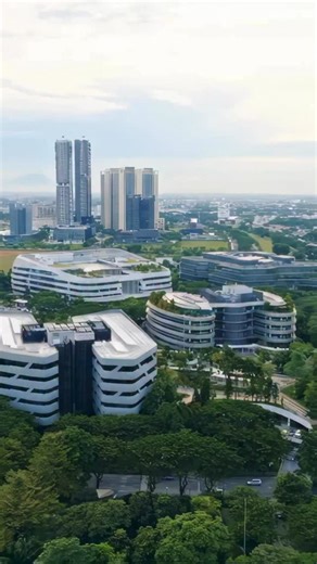 Di BSD City, green living bukan sekadar konsep, tapi gaya hidup modern yang benar-benar terasa. 🌿 Bekerja di office open area yang menyatu dengan alam, bernapas lebih lega, ide pun mengalir lebih bebas. Mobilitas makin cerdas dengan kendaraan ramah lingkungan, penerapan aspal dari daur ulang plastik, hingga lalu lintas berbasis AI yang bikin perjalanan lebih aman dan efisien. Ke mana pun melangkah, selalu mudah dengan BSD Link, gratis, nyaman, dan ramah lingkungan. Setiap sudut BSD City diranca