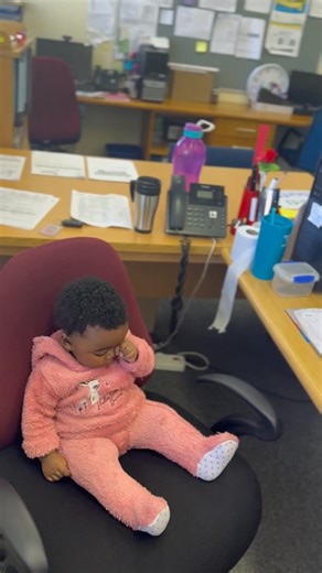 When she visited mom’s work space 🥰 Office chair suits her 😂kuthiwa nguye ozo organiser i end year function ye staff🥹❤️ni ready ubani ordele i juice zamasana?😂ne Infacare? | Lwandle Sophazi