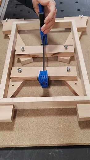 Frédéric on Instagram: "Je ressort mon gabarit pour monter les cadre, fabrication maison et entièrement gratuite on peut imaginer doubler les dimensions pour des cadres plus grand. Avec cette astuce je peux coller sans me soucier de l'equerrage si les coupes d'onglets sont à 45 degrés c'est automatiquement d'équerre. Like, follow, save and share #astuce #woodworking #tips #gabarit #atelier #woodwork #carpenter #diy #maker #workout #free #wood #cadre #woodworker #bricolage #bois"
