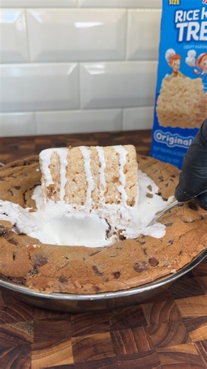 Rice Krispies Treats cookie pie 🍪 #satisfying #recipe #cookiepie | Kyle Istook