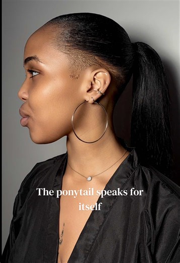 It’s not just a ponytail, it’s technique 🌹 From afro to sleek: two moods, same beauty. Save this for your next look 🤍 #mtlhair #montrealhairstylist #sleekponytail #atlponytail #canada_life🇨🇦