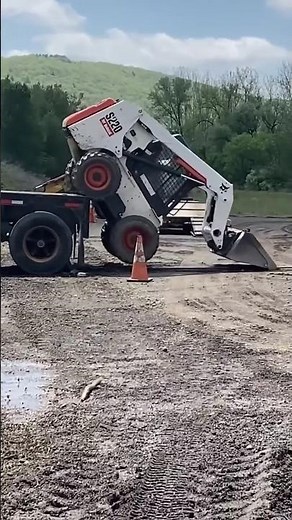 A real PRO! 🤯😎🚛💨 unknownartist #truckdriver #lkw #camion #bigrig #hgv #lorry #job #ets2 #job