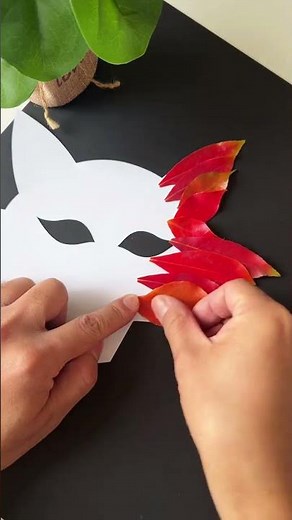 Pick up some fallen leaves and help your children make a nice little fox mask. DIY leaf crafts.