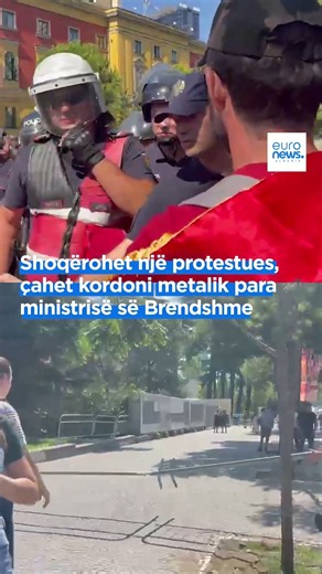 Shoqërohet një protestues, çahet kordoni metalik para ministrisë së Brendshme