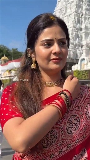 Sreemukhi Visits Tirumala | Anchor Sreemukhi Offers Prayers at Srivari Temple | PSR Times
